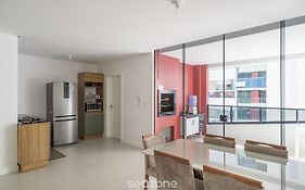 Apto 2Q c/ churrasq. 500m da Meia Praia ROT1001